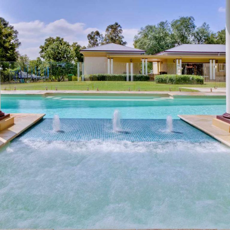 Fibreglass spa connected to a Compass pool via Sunpod bubbler water feature